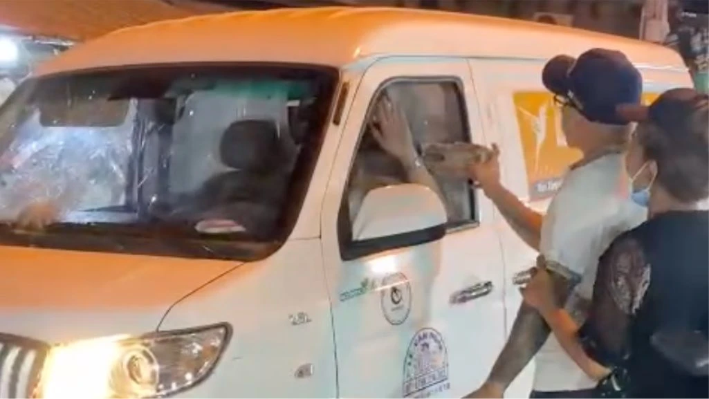 Tóm lại, vụ việc người đàn ông đập phá xe ô tô giữa đường phố là một hồi chuông cảnh tỉnh về ý thức tham gia giao thông của mỗi cá nhân